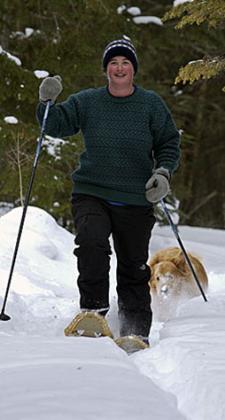 woman-snowshoeing